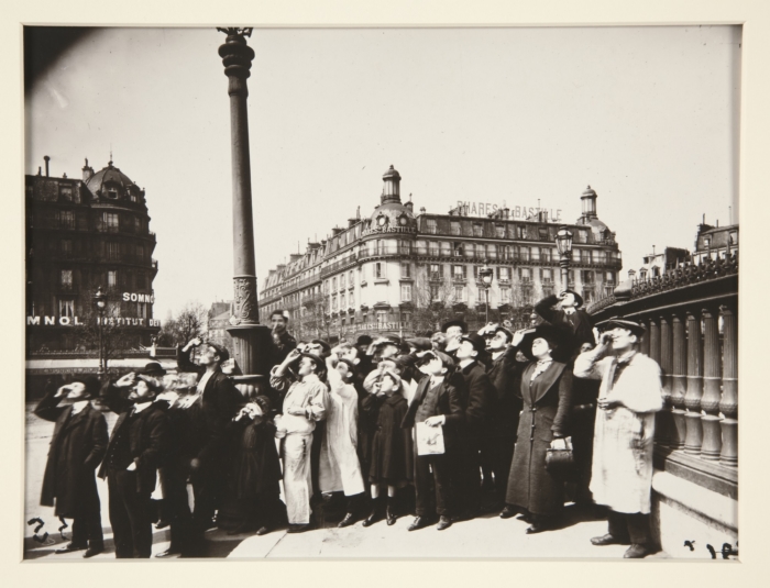 Pendant_l'Eclipse_-_1912_by_Eugène_Atget.jpeg
